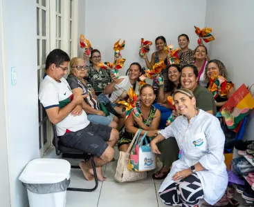 Foto de uma criança brincando com um terapeuta