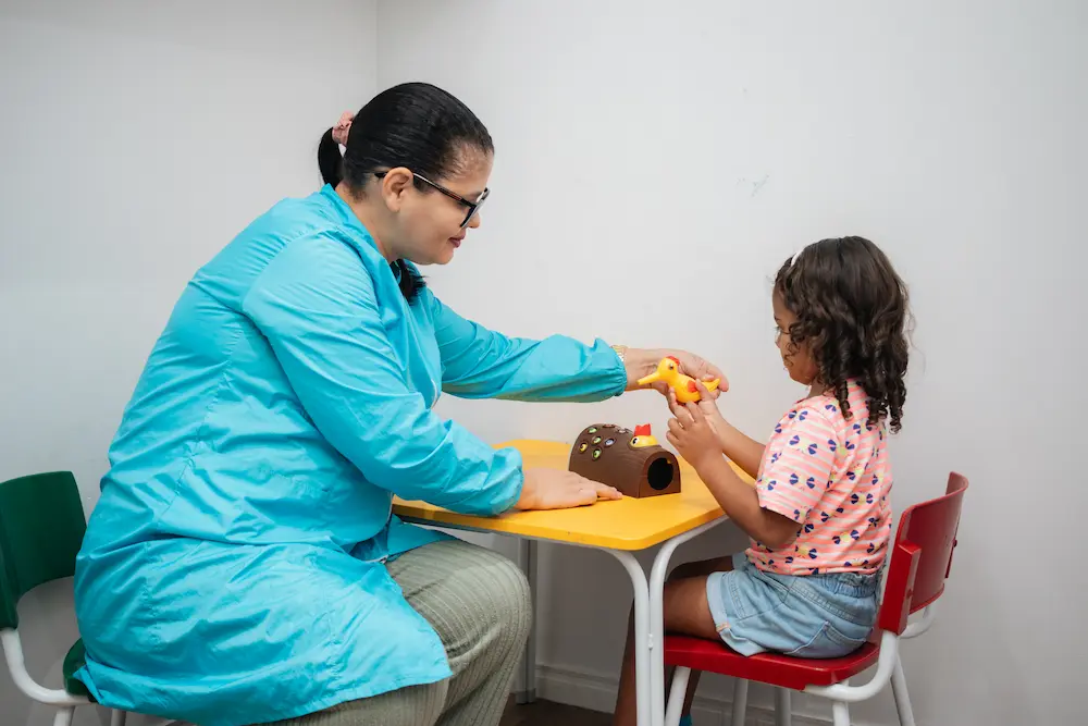 Foto de uma criança com um terapeuta